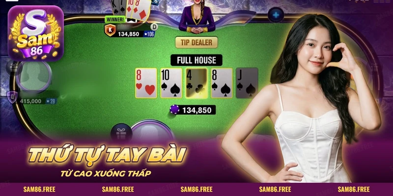 Bàn poker xanh với năm lá ngửa và nhãn tay bài mạnh trên màn chơi